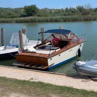 Barca a motore in legno