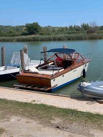 Barca a motore in legno