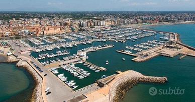 Posto barca all'interno della Marina di Nettuno