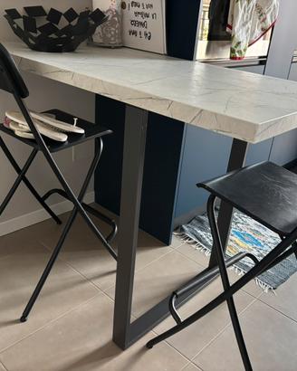 Penisola cucina con sgabelli Ikea