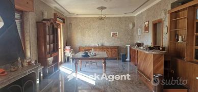 IMMOBILE DI AMPIA METRSTURA POSTO SU 2 LIVELLI , I