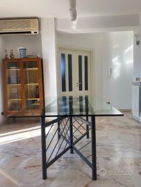 Tavolo in cristallo e ferro battuto