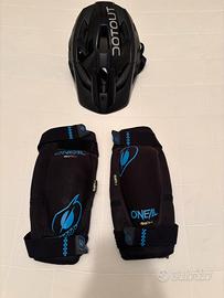 Casco e ginocchiere