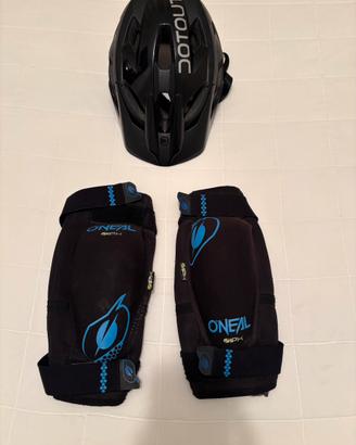 Casco e ginocchiere