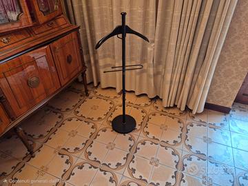 Servo muto nero appendiabiti