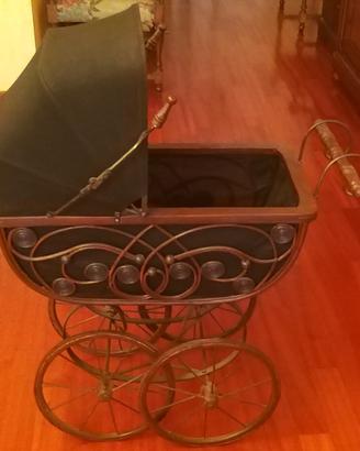 Carrozzina d'arredo vintage 