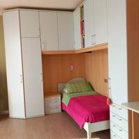 Camera a ponte con due letti e scrivania