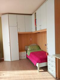 Camera a ponte con due letti e scrivania