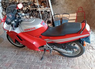 Moto Honda CBR 600 F del 1987 + pezzi di ricambio
