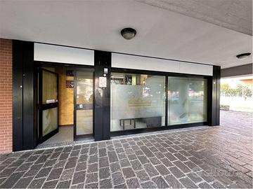 NEGOZIO IN POSIZIONE ANGOLARE CON AMPIE VETRINE