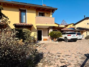 Villa a schiera con giardino