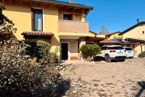 Villa a schiera con giardino