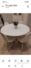 Tavolo rotondo bianco gambe incrociate