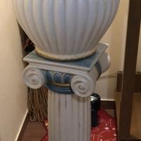 Piedistallo in ceramica con vaso stile Impero