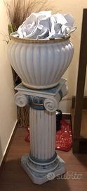 Piedistallo in ceramica con vaso stile Impero