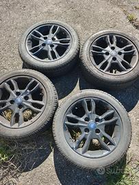 Quattro cerchi in lega con gomme nuove