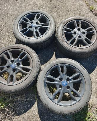 Quattro cerchi in lega con gomme nuove