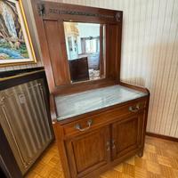 Toeletta con antine e specchio