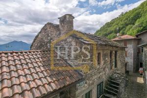 Casa indipendente di 250 m² con box auto a Plesio