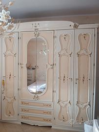 Camera da letto classica bianca