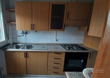 Cucina completa con ripiano in marmo vero.