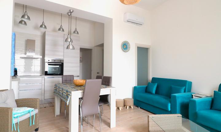 Casa indipendente su due livelli con cortile