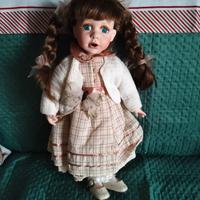 Bambola di porcellana media gradezza