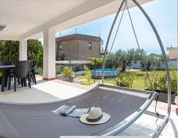 Casa vacanze vista mare con giardino di ulivi