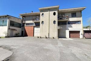 Palazzo / Stabile di 420 m² con più di 5 locali a 