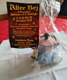 Souvenir Alter Bej: caffettiera, rosario, lumini