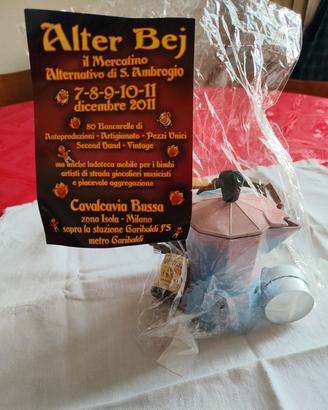 Souvenir Alter Bej: caffettiera, rosario, lumini