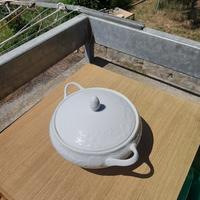 Ciotola in ceramica con motivo floreale in rilievo