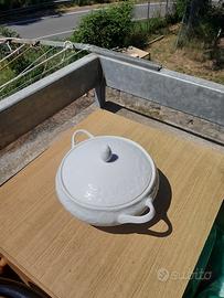 Ciotola in ceramica con motivo floreale in rilievo