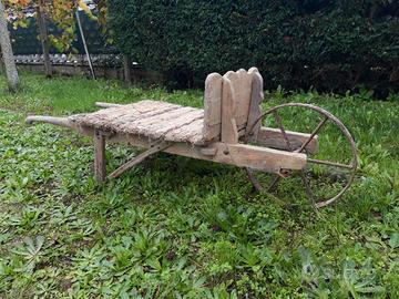 Antica cariola  rurale  in legno  con ruota in fer
