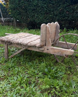 Antica cariola  rurale  in legno  con ruota in fer