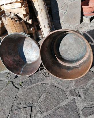 Recipienti in rame antichi