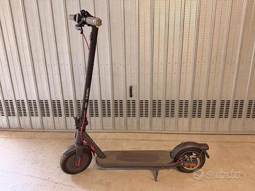 Monopattino Elettrico Xiaomi Scooter 4 Lite