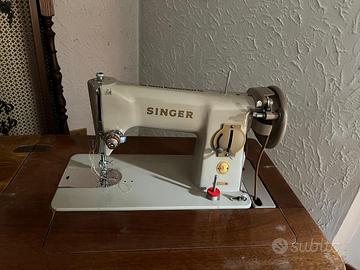 Macchina da cucire Singer con mobile