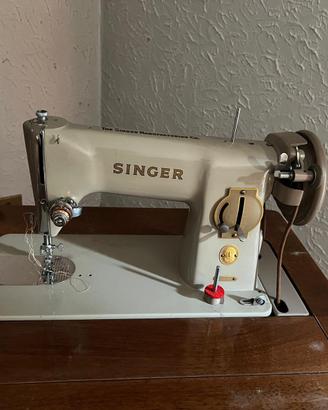 Macchina da cucire Singer con mobile