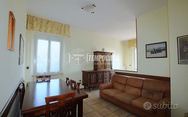 Primo piano vista mare con balconi e cantina