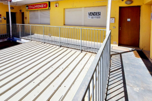 Luminoso locale in zona commerciale