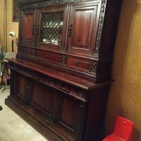 Mobili in noce fatti a mano.