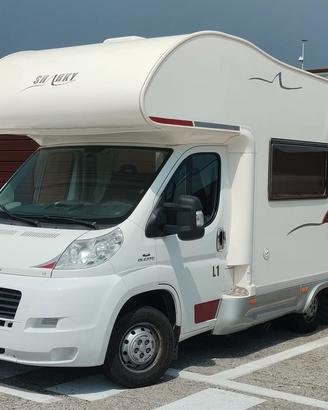 supercompatto 5,8o mt 5 posti letto clima motore 