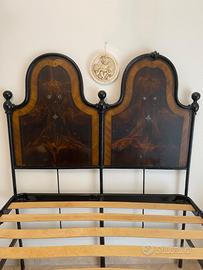 Letto antico in ferro battuto con fregi in madrepe