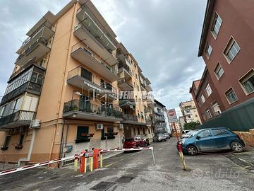 Appartamento a Napoli Via diomede carafa 4 locali