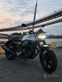 Moto Guzzi V7 Stone edizione centenario