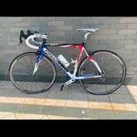 Bicicletta corsa Pinarello ribassato