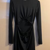 Vestito nero aderente con design cut-out