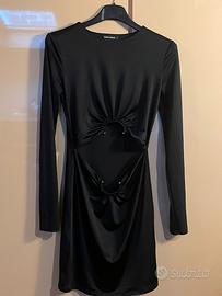 Vestito nero aderente con design cut-out