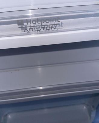 Frigorifero Hotpoint Ariston con congelatore